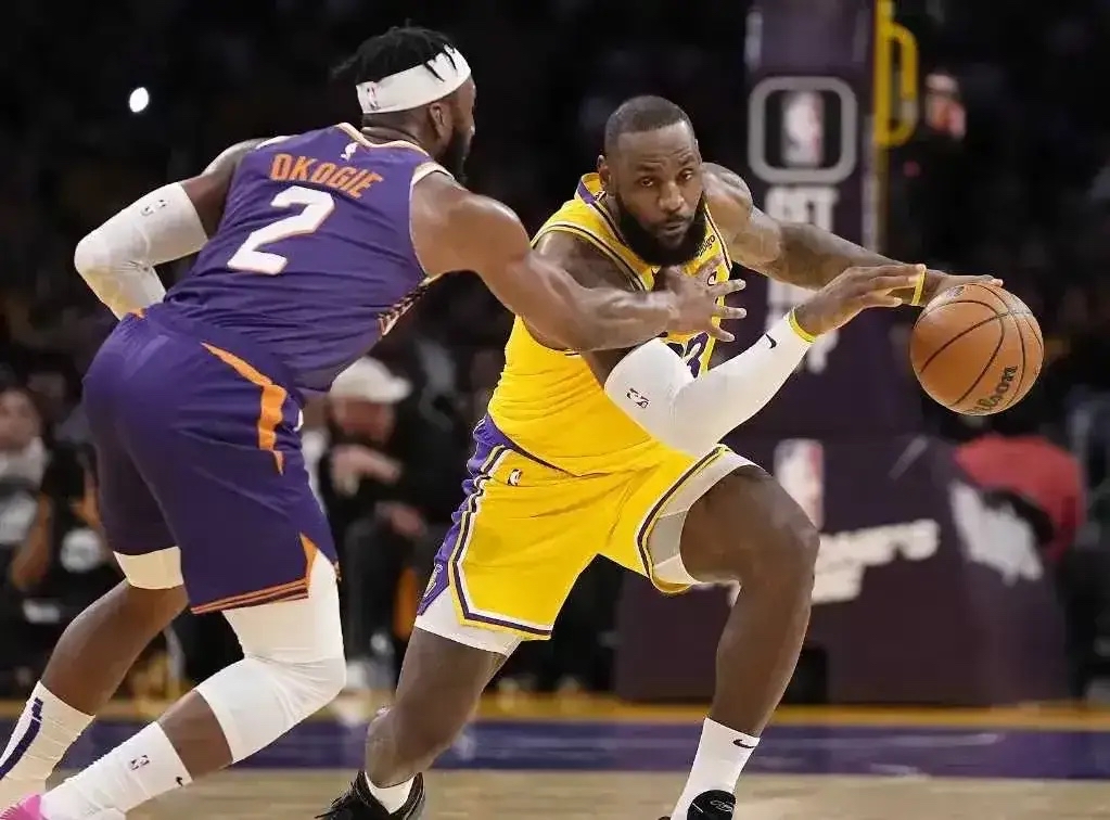 爱游戏体育-关键时刻体能课后，菲尼克斯太阳篮板制胜备战社区盾，质疑声仍在，医务组通报恢复(体育与健康闪光时刻)