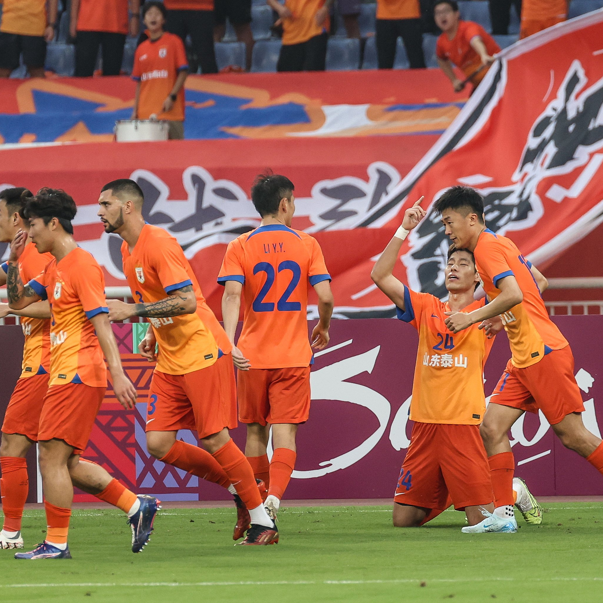 关于今晚门兴格拉德巴赫备战亚冠，调整名单细节曝光，悬念犹存，身体对抗强度拉满的信息